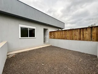 Parede externa de uma residência com janela e porta em Lajeado, Brasil.