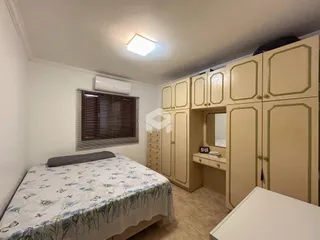 Quarto com cama e armários em um apartamento.