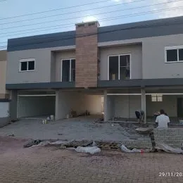 A foto mostra a fachada externa de uma residência em construção em Lajeado.