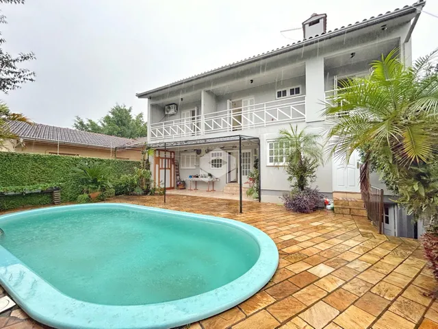 Foto da fachada de uma casa com piscina no Brasil.