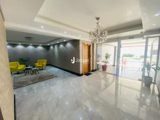 Sala de estar com piso de porcelanato claro e móveis amarelos.