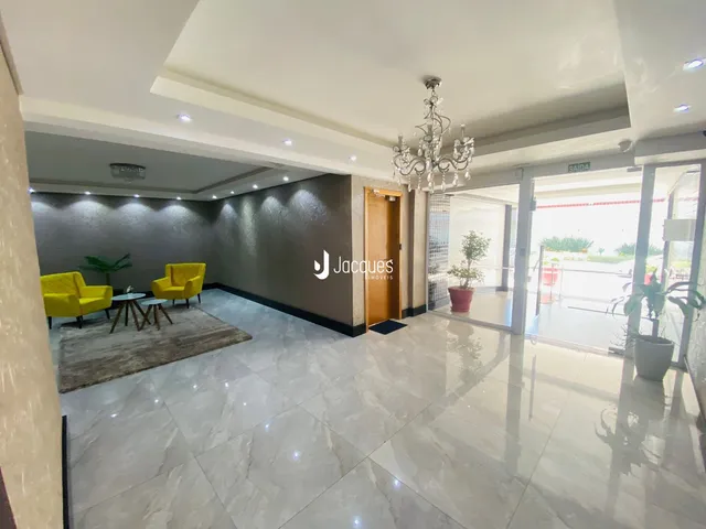 Sala de estar com piso de porcelanato claro e móveis amarelos.