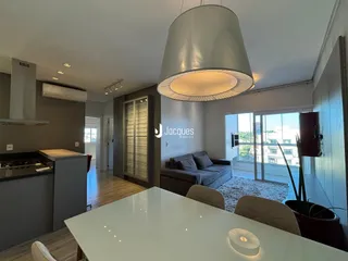 Vista da sala de estar e cozinha de um imóvel em Lajeado.