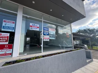 Fachada de um imóvel em Lajeado, Brasil com anúncios de venda e aluguel.