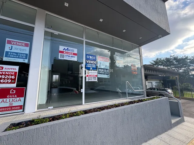 Fachada de um imóvel em Lajeado, Brasil com anúncios de venda e aluguel.