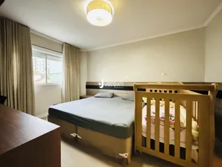 Foto de um quarto com cama de madeira e janela em um imóvel.