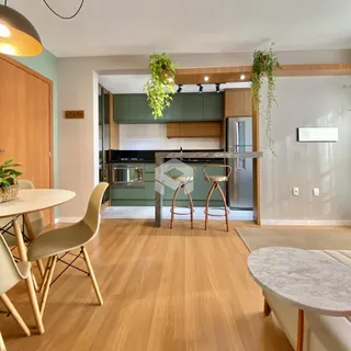 Ambiente de sala de estar e cozinha em um imóvel no Brasil.