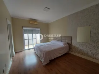 Quarto com cama e porta de vidro.