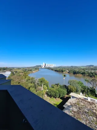 Vista panorâmica de uma paisagem com rio e vegetação densa.