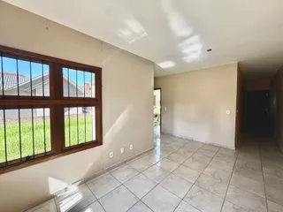Hall de entrada com janela que dá para a área externa.