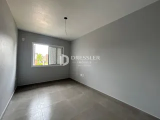 Ambiente interno de uma sala com piso de cerâmica e janela em um imóvel em Lajeado.