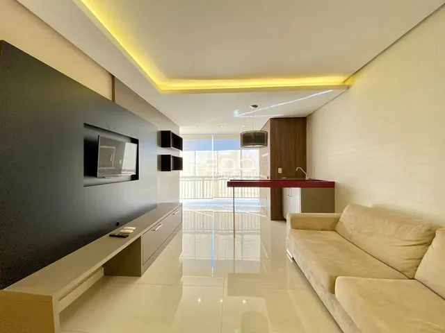 Sala de estar moderna com piso claro e móveis de design.
