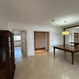Hall de entrada com piso de cerâmica e paredes brancas.