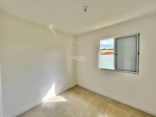 Interior de um cômodo com piso de cerâmica e janela.