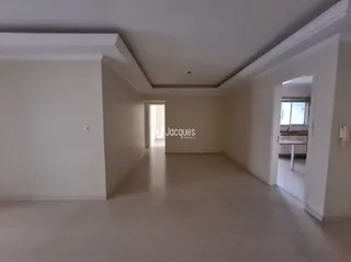 Corredor interno de uma residência com paredes brancas.