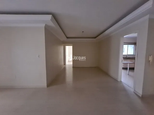 Corredor interno de uma residência com paredes brancas.