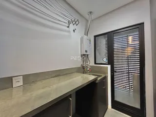 Vista da bancada de uma cozinha moderna em Lajeado.