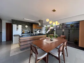 Imagem de uma sala de jantar com cozinha integrada em Lajeado, Brasil.