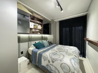 Quarto com cama e armários em um apartamento.