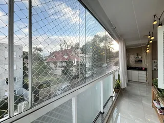 Vista da área externa com grade de segurança em um imóvel em Lajeado.