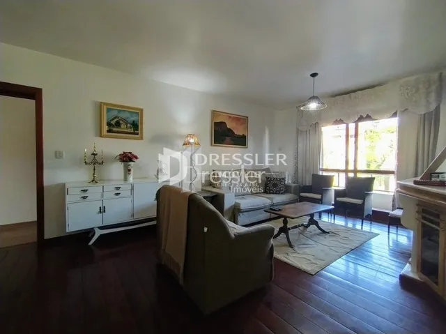 Sala de estar com piso de madeira e sofá.