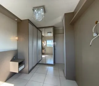 Hall de entrada com armários embutidos e piso de cerâmica.