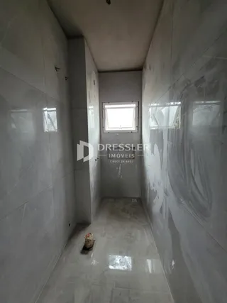 A foto mostra um corredor interno de uma residência.
