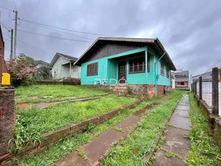 Fachada de uma casa em Lajeado, Brasil, com jardim gramado na frente.
