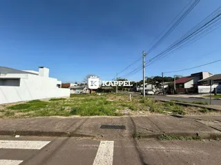 Foto da fachada de uma residência em Lajeado, Brasil, com área externa gramada.