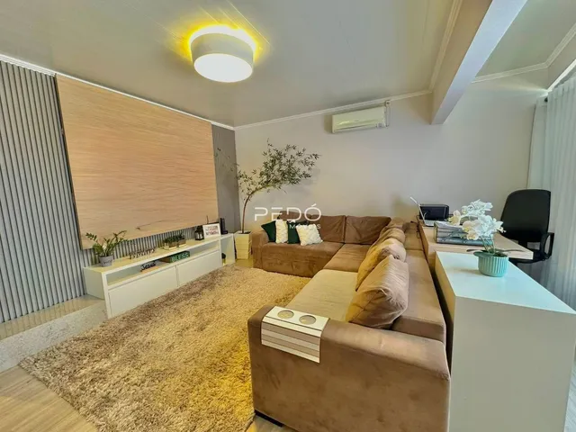 Sala de estar moderna com sofá e decoração em um imóvel no Brasil.