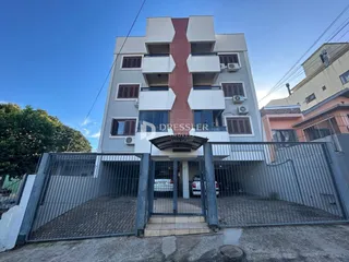 Fachada de um prédio residencial em Lajeado, Brasil, com portão de ferro.