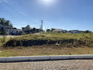 Vista de uma área gramada e terreno ao lado de uma estrada em Lajeado.