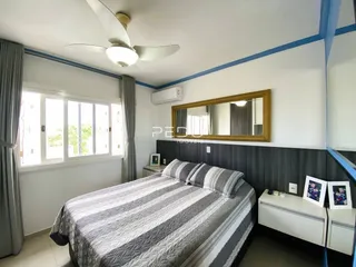 Quarto com cama e janela em um imóvel no Brasil.