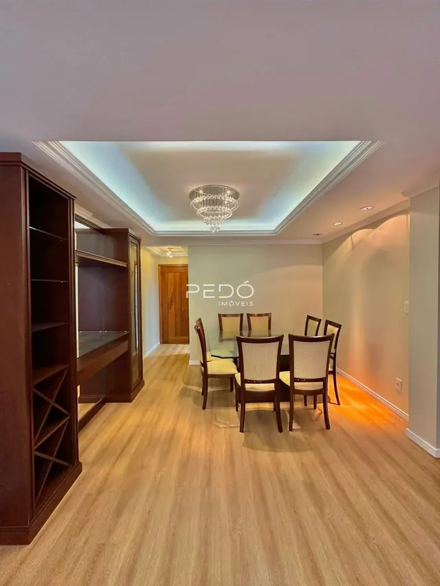 Ambiente interno com piso de madeira e móveis de madeira no imóvel.