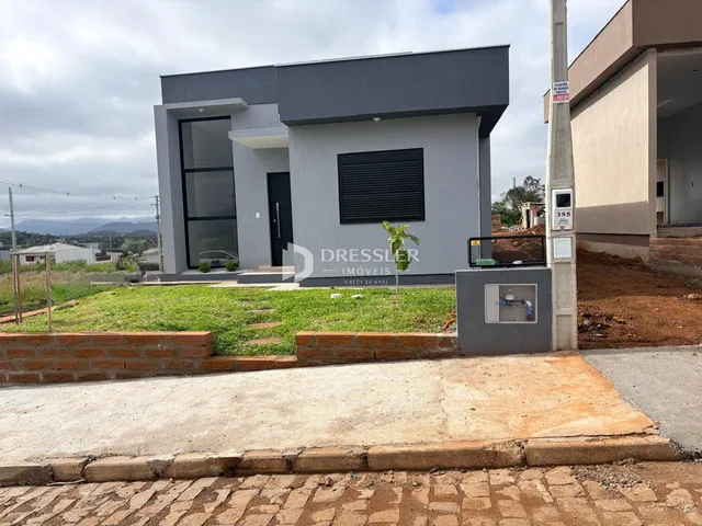 Fachada de uma casa moderna em construção em Lajeado, Brasil.