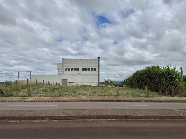 Foto da fachada de um prédio em Lajeado, Brasil, com vegetação ao redor.