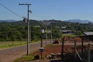Vista da paisagem com postes de energia e vegetação no exterior.
