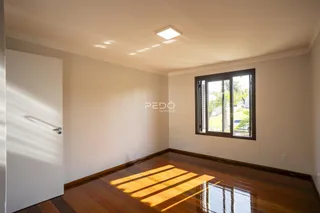 Sala de estar com piso de madeira e janela.