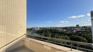 Vista panorâmica da paisagem e da área verde a partir da varanda.