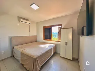 Quarto com cama e armário de madeira.