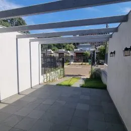 Piso externo pavimentado com estrutura branca.