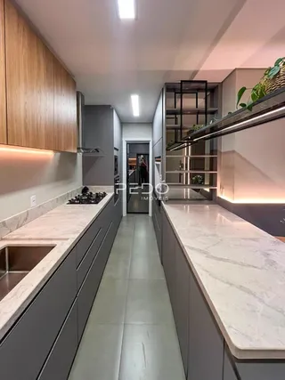 Vista da cozinha moderna de um imóvel em Lajeado, Brasil.