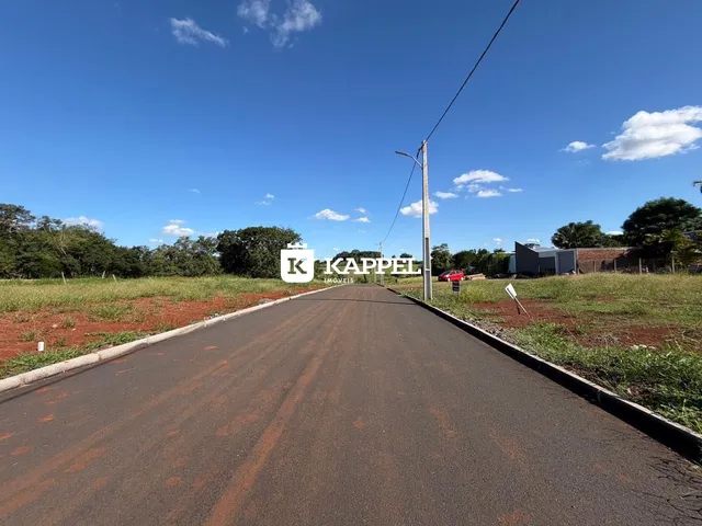 Uma estrada asfaltada se estende sob um céu azul claro.