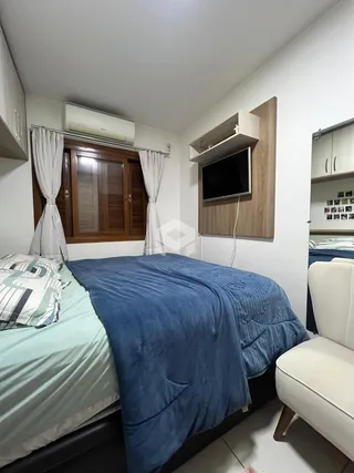 Quarto com cama e portas de madeira.
