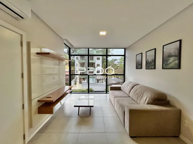 Sala de estar com piso de cerâmica e móveis de madeira.