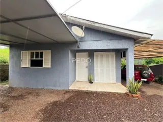 Fachada de uma casa em Lajeado, Brasil, com porta branca e janelas brancas.
