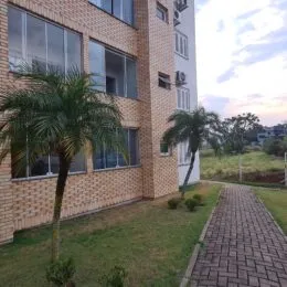 Fachada de um imóvel residencial com alvenaria de tijolos e gramado em Lajeado, Brasil.