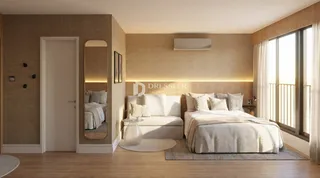 Quarto com cama e espelho em ambiente interno.