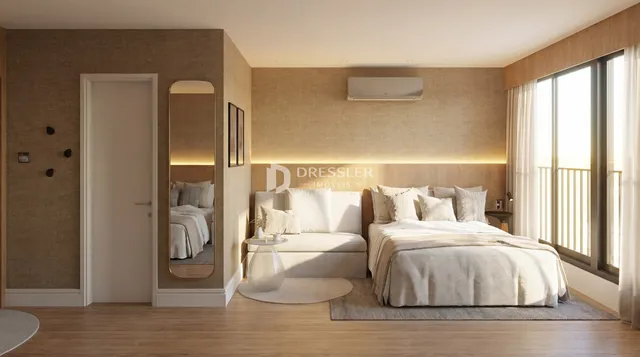 Quarto com cama e espelho em ambiente interno.