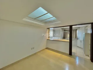 Corredor interno com teto em caixão e passagem para outra área da residência.